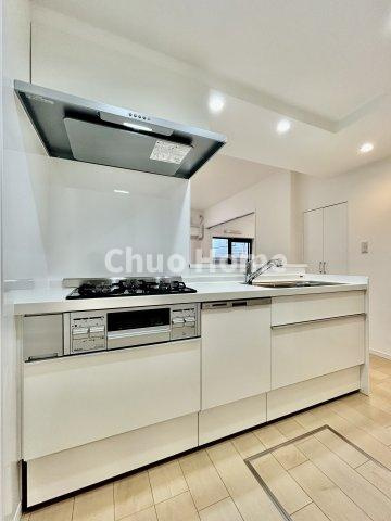 エヴァーグリーン立石のキッチン|ワイドで収納豊富なシステムキッチン