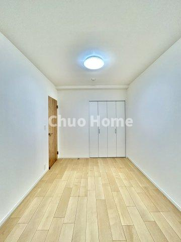 エヴァーグリーン立石の寝室|【寝室】心と体をゆったりと安らげる主寝室。寝室のゆとりが大きい分だけ、暮らしの安らぎは深まります。一日の疲れを癒すだけでなく、ご夫婦の親密な語らいを紡ぎ出します