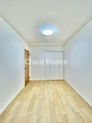 【寝室】 | エヴァーグリーン立石 | 【寝室】心と体をゆったりと安らげる主寝室。寝室のゆとりが大きい分だけ、暮らしの安らぎは深まります。一日の疲れを癒すだけでなく、ご夫婦の親密な語らいを紡ぎ出します