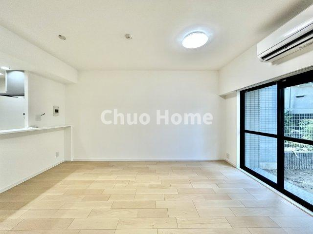 エヴァーグリーン立石のキッチン|視界に広がりを生むオープンなキッチン。料理や片付けをしながら、家族との会話を楽しんだり、リビングで遊ぶ子どもを見守れます。ご見学時には家具の配置などもイメージしながらぜひご覧になって見て下さい。