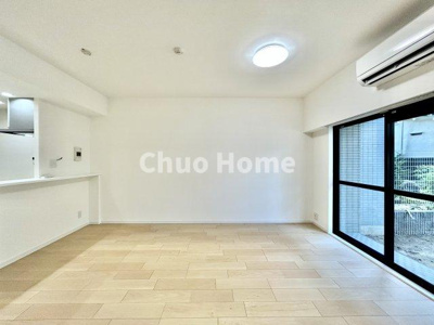 【キッチン】 | エヴァーグリーン立石 | 視界に広がりを生むオープンなキッチン。料理や片付けをしながら、家族との会話を楽しんだり、リビングで遊ぶ子どもを見守れます。ご見学時には家具の配置などもイメージしながらぜひご覧になって見て下さい。