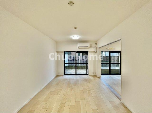 エヴァーグリーン立石の居間・リビング|【リビングダイニング】一日の中で多くの時間を過すことになるリビングダイニングだからこそ、いつも穏やかな空間であることが必然。爽やかな通風と採光を存分に感じる事が出来る空間です。