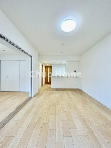 エヴァーグリーン立石のダイニング|【ダイニング】忙しい朝でも、しっかり家族が揃って食事をして頂けるゆとりある大きさのダイニングスペース。奥様が作る手料理をカウンター越しに受けとって頂き、テーブルで囲む素敵な時間を存分に愉しんで下さい。