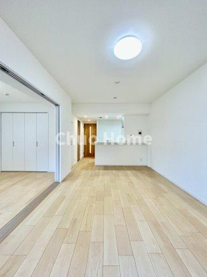 【ダイニング】 | エヴァーグリーン立石 | 【ダイニング】忙しい朝でも、しっかり家族が揃って食事をして頂けるゆとりある大きさのダイニングスペース。奥様が作る手料理をカウンター越しに受けとって頂き、テーブルで囲む素敵な時間を存分に愉しんで下さい。