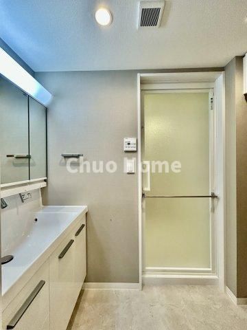 エヴァーグリーン立石の脱衣所|【洗面所】明るい洗面所は朝をすっきりさせてくれる空間です。バタバタしている忙しい朝でも収納が多い洗面台では短い時間で効率良く支度ができます。