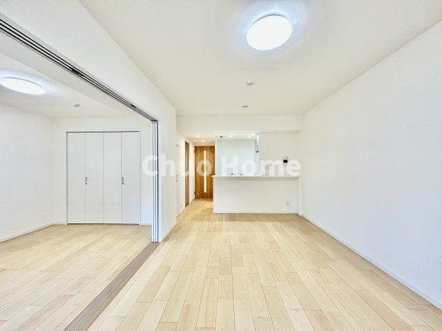 エヴァーグリーン立石の居間・リビング|【居間・リビング】「ＬＤＫは家族団らんをデザイン」広いＬＤＫでは家族が集まり一緒の時間を過ごせる工夫がされております。何気ない一日の当たり前のひとコマがいつか一生の宝物になります