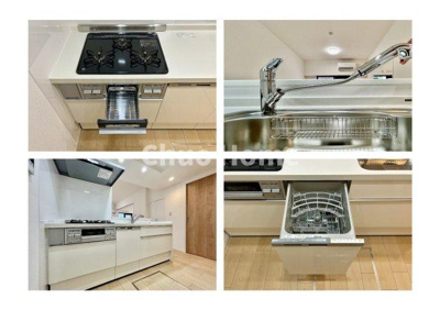 【キッチン】 | エヴァーグリーン立石 | 【システムキッチン】ワイドで収納豊富な使い勝手の良いカウンターキッチンには、食洗器や伸縮タイプのキッチン水栓、三ツ口コンロ・魚焼きグリルなどの便利な設備が標準完備されています。