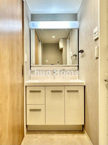 エヴァーグリーン立石の独立洗面台|【洗面化粧台】洗面化粧台には三面鏡を採用。身だしなみを整えやすい事はもちろんですが、鏡の後ろに収納スペースを設ける事により、散らかりやすい洗面スペースをすっきりさせる事が出来るのも嬉しいですね