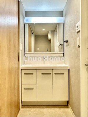 【独立洗面台】 | エヴァーグリーン立石 | 【洗面化粧台】洗面化粧台には三面鏡を採用。身だしなみを整えやすい事はもちろんですが、鏡の後ろに収納スペースを設ける事により、散らかりやすい洗面スペースをすっきりさせる事が出来るのも嬉しいですね