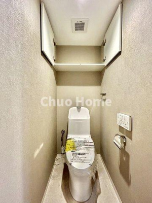 【トイレ】 | エヴァーグリーン立石 | 【トイレ】 収納スペースをしっかりと確保した温水洗浄便座機能付きトイレ。温水洗浄便座は清潔にお使いいただくための大切なアイテムです。