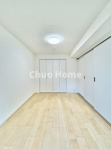 エヴァーグリーン立石の洋室|【洋室】快適に過ごす条件は、一人ひとり違います。だからこそ飾り過ぎないシンプルな内装と偏り過ぎないデザインで統一しております。居住していく中でオーナー様だけの【マイホーム】に創り上げて下さい