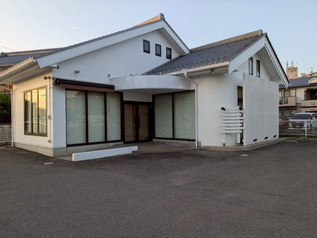 野洲市市三宅の店舗事務所の駐車場