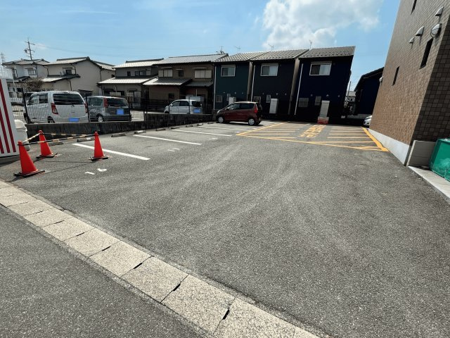 アルファ青山の駐車場