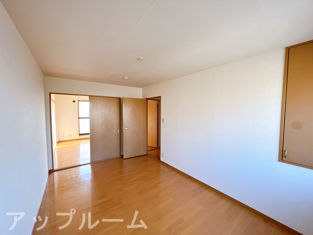 春日井市大留町８丁目のアパートの居間・リビング