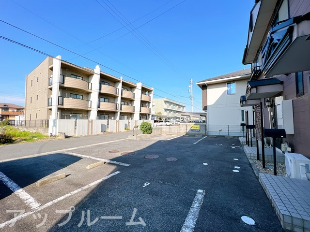 春日井市大留町８丁目のアパートの駐車場