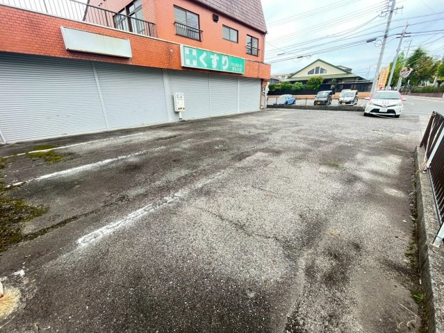 高木ビル 1階の貸店舗・事務所の駐車場