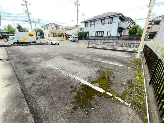高木ビル 1階の貸店舗・事務所の駐車場