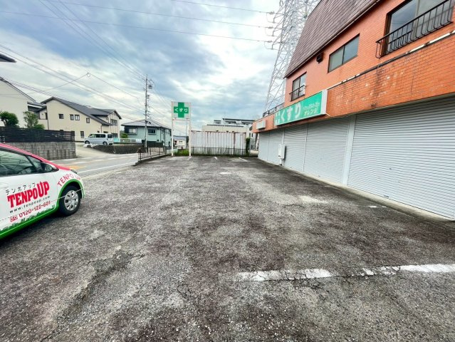 高木ビル 1階の貸店舗・事務所の駐車場