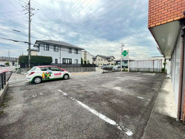 高木ビル 1階の貸店舗・事務所の駐車場