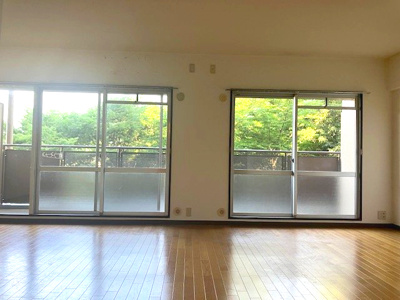 【居間・リビング】 | ライオンズマンション大阪狭山弐番館 | 大きな窓のある開放的なリビング！窓の外に広がる緑を眺めながら家族でゆったりと過ごせる空間です。