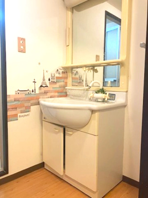 【独立洗面台】 | ライオンズマンション大阪狭山弐番館 | 丸みのあるボウルを中心にした洗面台！大きなミラーで身支度もスムーズにできそうです。