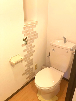 【トイレ】 | ライオンズマンション大阪狭山弐番館 | トイレにも収納スペース有り！トイレットペーパーのストックや、掃除の道具なども収納できます。