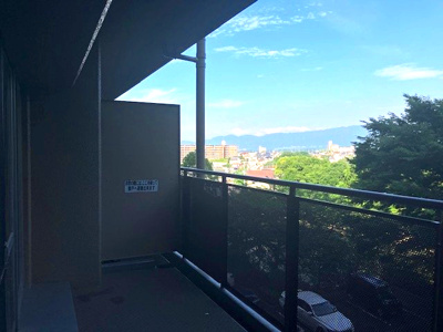 【バルコニー】 | ライオンズマンション大阪狭山弐番館 | 南東向きなので、陽当りも良く気分も爽快！美しい青空や四季の移ろいを部屋から楽しめます。