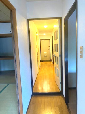 【内装】 | ライオンズマンション大阪狭山弐番館 | 木のぬくもりと白を基調とした明るく素敵な住まい！陽当り・周辺環境も合わせて、ぜひ現地をご覧ください。