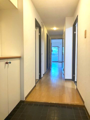 【玄関】 | ライオンズマンション大阪狭山弐番館 | シューズボックス付きで玄関廻りもスッキリ！カウンターでは、お気に入りのディスプレイも楽しめます。