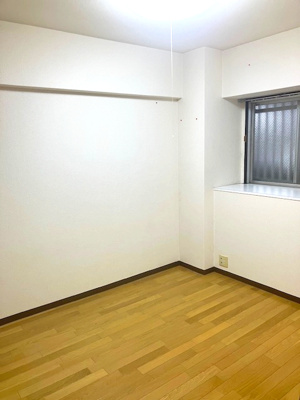 【洋室】 | ライオンズマンション大阪狭山弐番館 | 5帖の洋室！白を基調としたシンプル内装。家具やレイアウトにこだわって、自分だけの快適空間に！