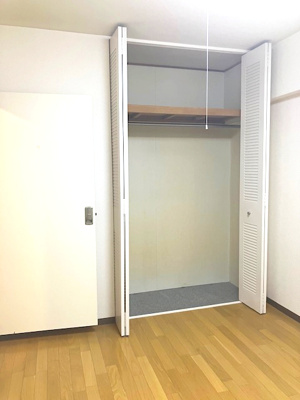 【収納】 | ライオンズマンション大阪狭山弐番館 | 5帖洋室のクローゼット！ハンガーパイプと棚板付きで、洋服や小物等もスッキリと収納できます。