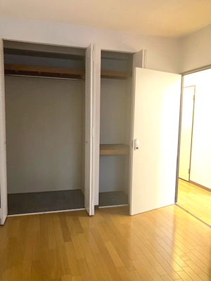 【収納】 | ライオンズマンション大阪狭山弐番館 | 5.5帖洋室には、2つの収納スペース付き！普段使いの洋服はもちろん、季節物の洋服などもしっかり収納できますね。