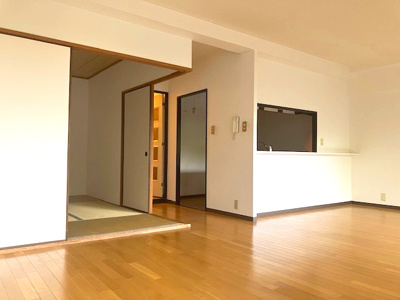 【居間・リビング】 | ライオンズマンション大阪狭山弐番館 | LDKは15帖！和室の襖を開けて一体空間に、襖を閉じて個室にと、フレキシブルに使えます。