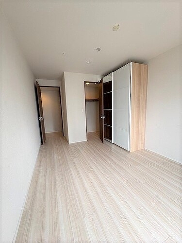 大阪ひびきの街　ザ・サンクタスタのその他|洋室約9.5畳(鏡付きワードローブあり)