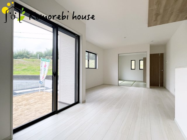 川島町下伊草　新築一戸建て　いろどりアイタウン　04の居間・リビング|こちらのリビングで趣味の時間をお楽しみください