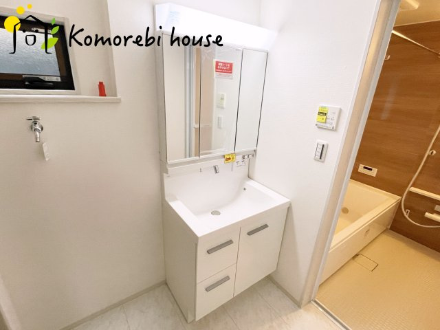 川島町下伊草　新築一戸建て　いろどりアイタウン　04の独立洗面台|朝の支度にも助かる、独立の洗髪洗面化粧台