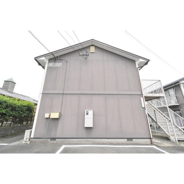フリーデの駐車場