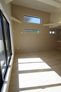 【居間・リビング】 | 【仲介手数料無料！！】府中市分梅町2丁目　新築戸建て（全1棟）1号棟　6499万円 | 勾配天井になっており、天井が高いです。