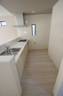 【キッチン】 | 【仲介手数料無料！！】府中市分梅町2丁目　新築戸建て（全1棟）1号棟　6499万円 | 冷蔵庫置き場は奥行きが深くなっており、使いやすいです。