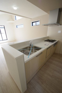 【キッチン】 | 【仲介手数料無料！！】府中市分梅町2丁目　新築戸建て（全1棟）1号棟　6499万円 | 人造大理石トップ、ビルトイン食洗機、浄水器