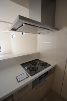 【キッチン】 | 【仲介手数料無料！！】府中市分梅町2丁目　新築戸建て（全1棟）1号棟　6499万円 | フラット型レンジフード