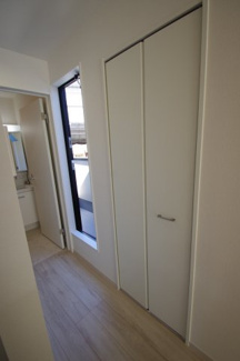 【収納】 | 【仲介手数料無料！！】府中市分梅町2丁目　新築戸建て（全1棟）1号棟　6499万円 | キッチン横に収納がありとても便利です。