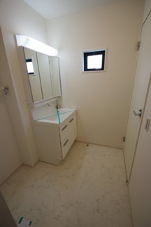 【脱衣所】 | 【仲介手数料無料！！】府中市分梅町2丁目　新築戸建て（全1棟）1号棟　6499万円 | 洗面所