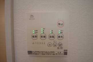 【冷暖房・空調設備】 | 【仲介手数料無料！！】府中市分梅町2丁目　新築戸建て（全1棟）1号棟　6499万円 | 浴室暖房・乾燥・換気・涼風