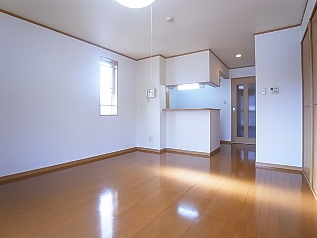 神戸市北区鈴蘭台東町２丁目のアパートの居間・リビング