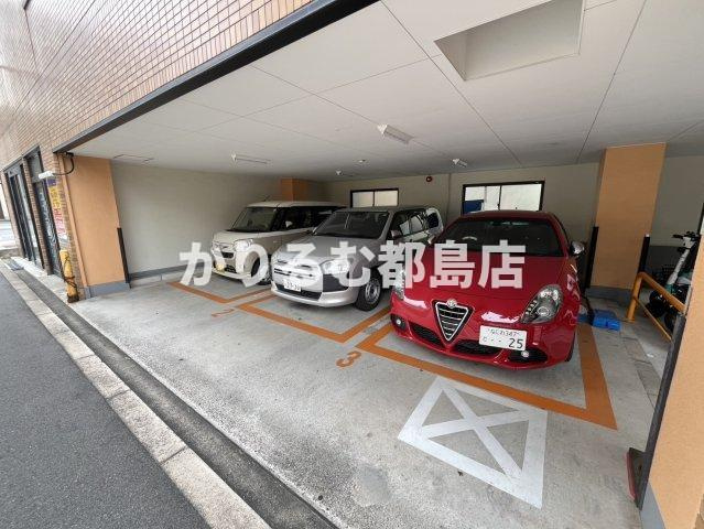 マンションスムスの駐車場