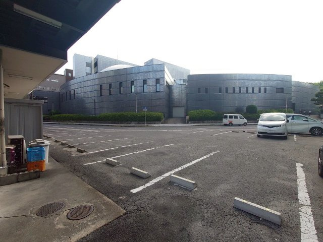 スギナミビルの駐車場
