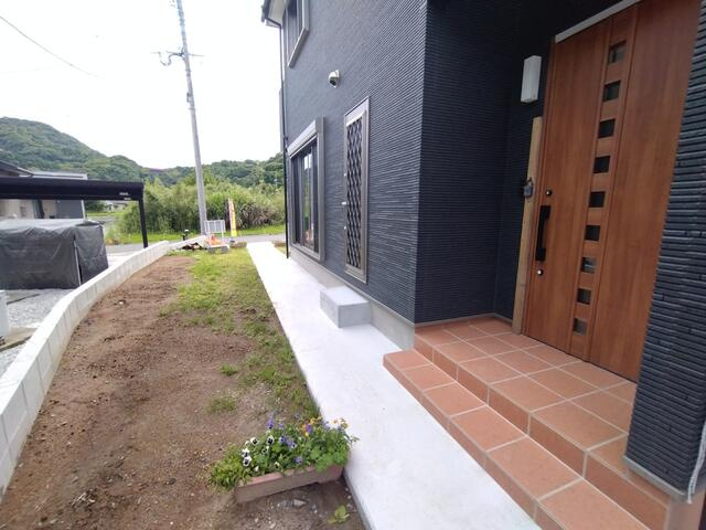 【玄関】 | 玄関ポーチから駐車場方向