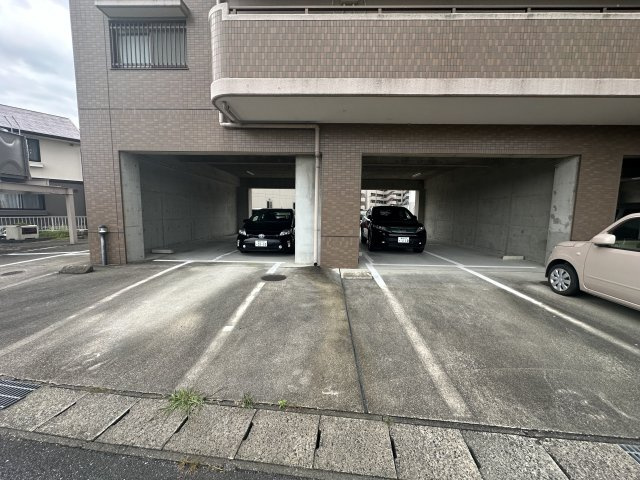 イーストロイヤルサイトウの駐車場