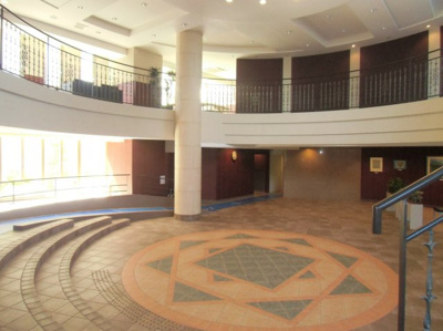 【エントランス】 | ネバーランド大津ＧＲＡＮＢＥＹ | まさにマンションの顔とも言えるエントランスには高級感が漂います。落ち着いた色あいで統一されたエントランスですので、飽きが来ない造りになっています。